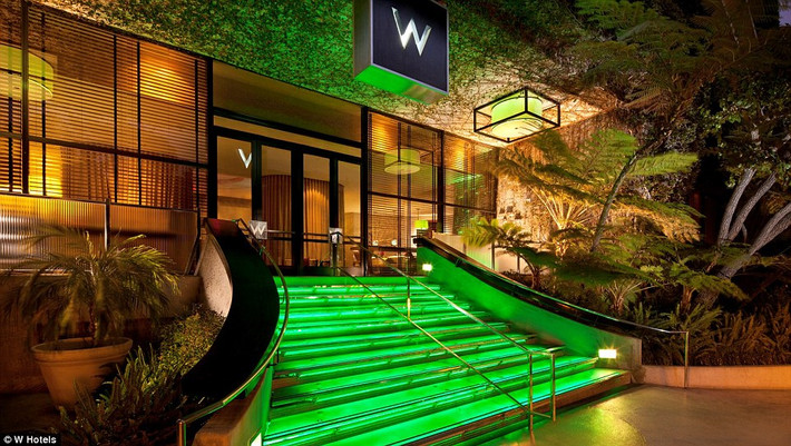 Khách sạn W Hotel Los Angeles ở Westwood, California (Mỹ), gây ấn tượng với dàn dây leo xoắn và các nhánh cây tuyệt đẹp ngay ở lối vào chính.