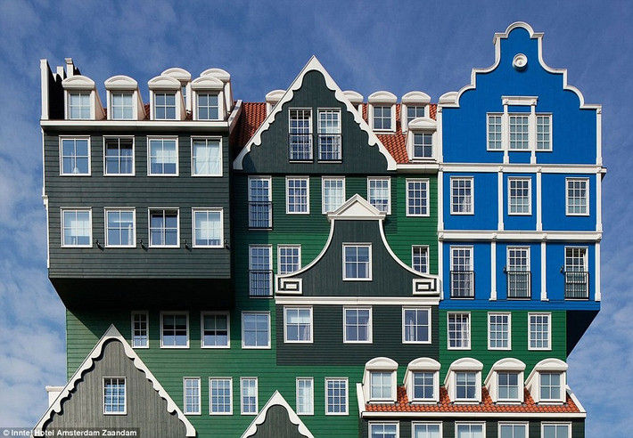 Khách sạn Inntel Hotel Amsterdam Zaandam (Hà Lan) đặc biệt ấn tượng với mặt tiền tái hiện phong cách của những ngôi nhà màu xanh lá cây truyền thống ở khu vực Zaan.