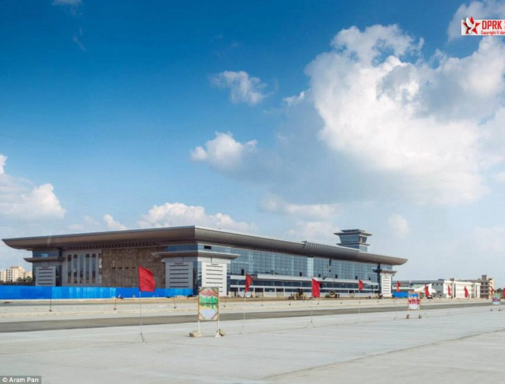 Kiến trúc của Triều Tiên nổi bật với những công trình tượng đài đồ sộ, nhưng mang màu sắc ảm đạm và thường mang các biểu tượng có tính tuyên truyền về nhà nước. Dù đang trong quá trình hoàn thiện, thời gian mở cửa sân bay mới này vẫn chưa được công bố chính thức.