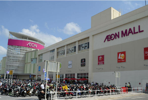 Đồng thời, Aeon cũng khai trương trung tâm mua sắm Aeon Bình Dương Canary vào tháng 11/2014. Trung tâm mua sắm Aeon Bình Dương Canary được đầu tư xây dựng với kinh phí 95 triệu USD; quy mô xây dựng trên diện tích đất 6,2 ha với tổng diện tích sàn 70.000 m2. Trung tâm mua sắm gồm có 3 tầng và thuộc loại lớn nhất trong khu vực cùng bãi đậu xe có sức chứa 6.000 xe máy và 1.000 ô tô.