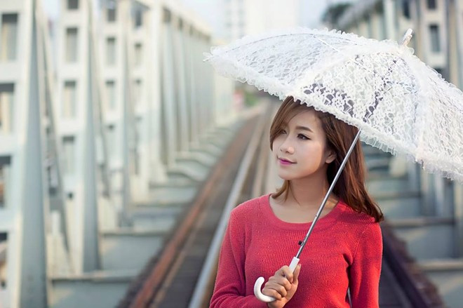 Vẻ đẹp mơ màng của MC 9X đốn tim bạn trẻ.