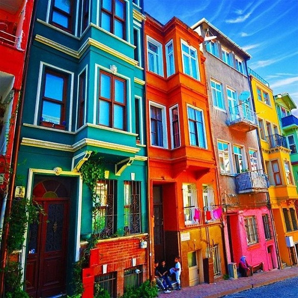 Mỗi ngôi nhà sở hữu một màu sắc đặc trưng ở thành phố Istanbul, Thổ Nhĩ Kỳ.