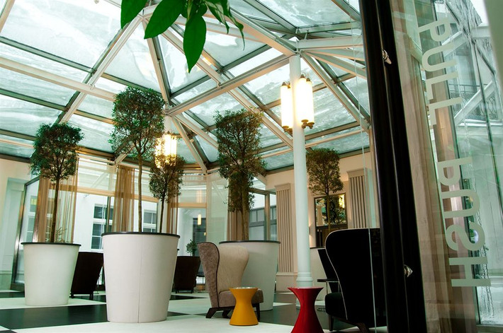 Khách sạn H15 Boutique ở Warsaw, Ba Lan: H15 Boutique là khách sạn tiện nghi sang trọng bậc nhất ở Warsaw, với tổng cộng trong 48 phòng trang trí khác biệt với tủ lạnh và máy pha espresso. Khách có thể giải trí với TV LCD cùng các chương trình truyền hình cáp; trong khi đó truy cập mạng wifi miễn phí.