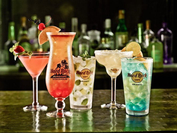 Cafe Hard Rock là một thương hiệu rạng danh với hơn 171 chi nhánh tại hơn 52 quốc gia trên toàn thế giới. Trong kinh doanh, tiêu chí tiên quyết của Hard Rock là “Love all. Serve all” – nghĩa là Hard Rock phục vụ khách hàng không có sự phân biệt, ai cũng sẽ được phục vụ như nhau, mong muốn mọi người hãy yêu thương và sống hết mình cho hiện tại… với tinh thần rock cuồng nhiệt.