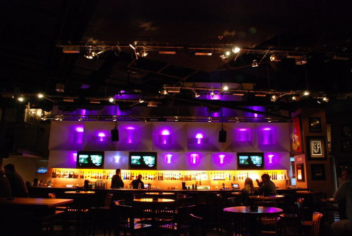 Ngoài ra, du khách có thể ghé thăm quán bar Hard Rock Cafe tại Krakow, nơi đã từng là thủ đô của Ba Lan. Quán bar này rộng khoảng 500 m2 với khoảng 130 gồm chỗ ngồi trên ba tầng, có 2 bar sôi động và cửa hàng Rock Shop trưng bày kỷ vật từ một số nghệ sĩ nổi tiếng thế giới, trong đó có John Lennon, KISS, Prince và The Who.