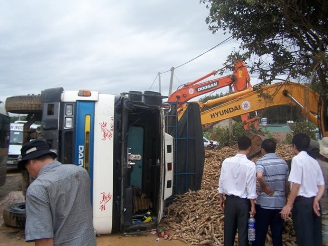 Tiếp đó vào khoảng 8g sáng, một ôtô tải chở mì (sắn) do lái xe Nguyễn Viết Tuấn (34 tuổi, ở Phú Yên) chạy hướng Tp Kon Tum đi huyện Đắk Hà (tỉnh Kon Tum) cũng tiếp tục bị lật ngay đoạn đường trên khiến toàn bộ số mì rơi xuống đường. Rất may trong hai vụ lật xe nói trên không ai bị thương.