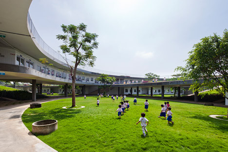 Công trình này có mái nhà xanh trồng rau, cung cấp thực phẩm và những trải nghiệm nông nghiệp cho trẻ con Việt Nam cũng như tạo ra sân chơi ngoài trời có tính an toàn.
