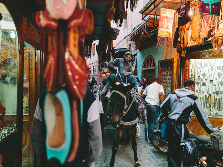 Chợ Souks ở Marrakech, Ma-rốc: Tới chợ Souks, du khách có thể lựa cho mình đủ mọi thứ từ đồ thổ cẩm, gia công mỹ nghệ, thảm dệt tay tới những vật dụng hiện đại. Đây là khu chợ cổ xưa nhất của Ma – rốc.