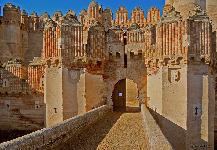 10. Castillo de Coca, Tây Ban Nha. Lâu đài này được xây dựng trên di tích cổ đại ở Cauca, nơi sinh của hoàng đế La Mã Theodosius. Lâu đài này hiện được sử dụng làm trường đào tạo cho cán bộ lâm nghiệp.