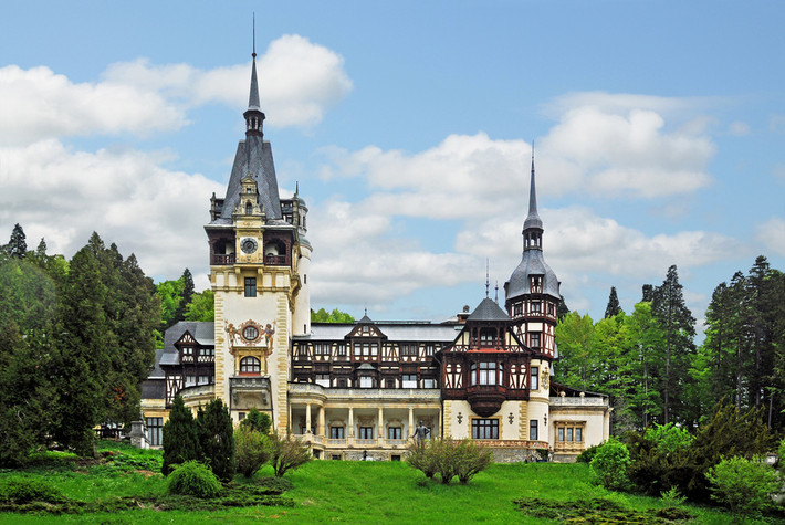 8. Peles Castle, Romania. Lâu đài được xây dựng theo lối kiến trúc Neo-Renaissance (Tân Phục Hưng) này nằm ở vùng núi Carpathian, được xây dựng vào khoảng năm 1873-1914.