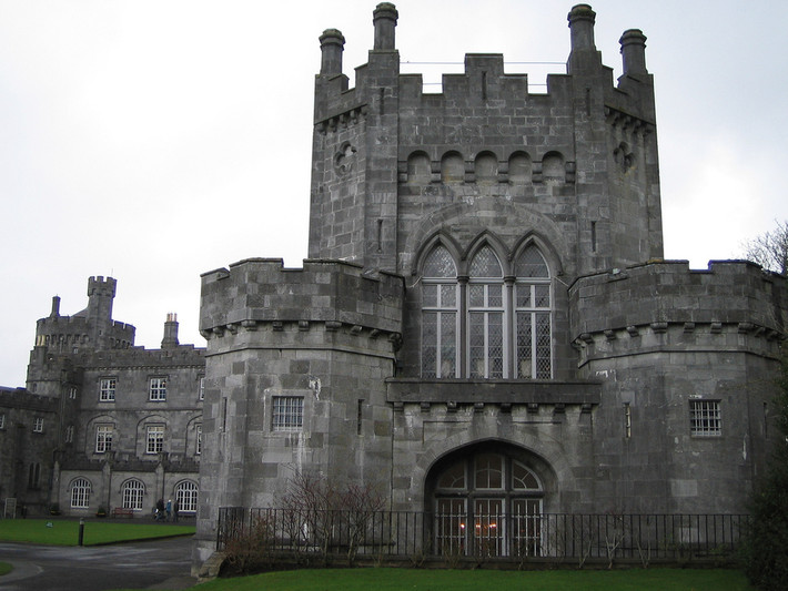 7. Kilkenny Castle, Ireland. Lâu đài Kilkenny được xây dựng vào năm 1195 bởi William Marshal và hiện này được sử dụng làm địa điểm tổ chức hội nghị và tiệc tốt nghiệp.