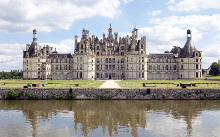 5. Château de Chambord, Pháp. Tòa lâu đài dài 156m, cao 56m và có tổng thể 420 phòng. Lâu đài này được xây dựng theo kiến trúc Phục hưng của Pháp. Nó bắt đầu mở cửa cho công chúng tham quan vào năm 2007 và đã thu hút được hơn 700.000 khách tham quan.