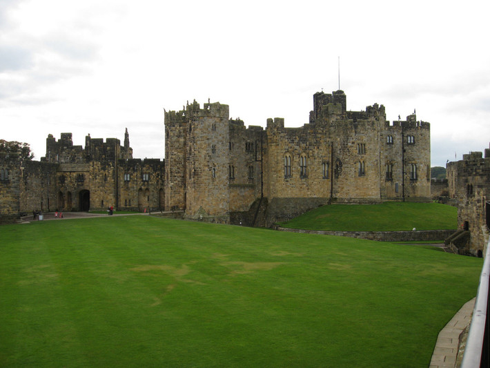 13. Lâu đài Alnwick, Northumberland. Lâu đài Alnwick từng xuất hiện trong những cảnh quay của bộ phim Harry Potter và có khoảng 800.000 du khách tham quan nơi này mỗi năm.