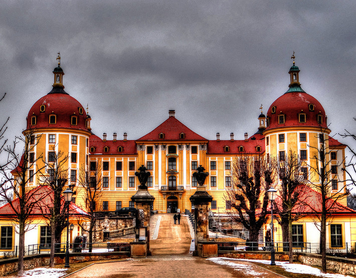 9. Schloss Moritzburg, Đức. Moritzburg là cung điện có kiến trúc Barôc ở bang Saxony, nằm cách thủ phủ Dresden khoảng 13km về phía Tây Bắc. Lâu đài có 4 tháp hình trụ và nằm trên một hòn đảo nhân tạo. Công trình này được xây từ năm 1542 đến 1546, sau khi Công tước Moritz vùng Saxony đi săn và dựng trại ở đây. Ngoài ra, các hồ nước và cánh rừng xung quanh là khu vực săn bắn ưa thích cho các du khách.