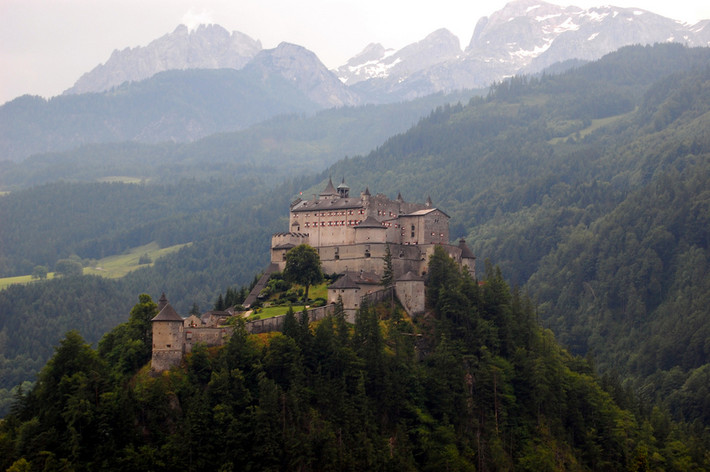6. Hohenwerfen Castle, Áo. Lâu đài từ thế kỷ 11 này được bao quanh bởi dãy núi Berchtesgaden Alps và dãy núi Tennengebirge. Ảnh chụp bên ngoài lâu đài này được sử dụng như một khách sạn Pháp trong bộ phim Just Married.