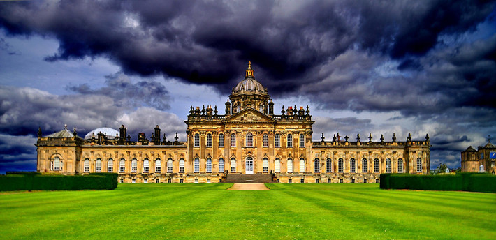 1. Lâu đài Howard, Yorkshire (Anh). Đây là một trong những ngôi nhà tư nhân vĩ đại nhất ở Anh. Lâu đài này từng là nơi cư trú của gia đình Howard trong hơn 300 năm.