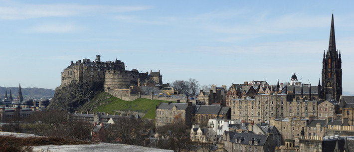 14. Lâu đài Edinburgh, Scotland. Cung điện thế kỷ 12 này được đặt trên núi lửa Castle Rock và đã trở thành một biểu tượng dễ nhận biết của Edinburgh.