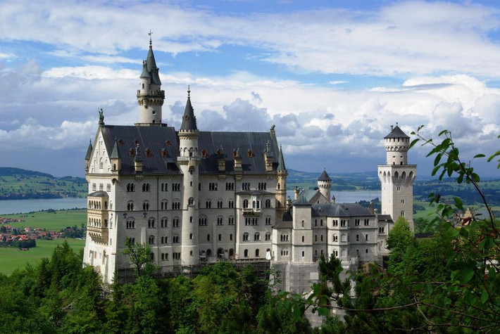 4. Lâu đài Neuschwanstein, Đức. Lâu đài này nằm ở miền nam nước Đức do Vua Ludwig II của Bayern cho xây dựng. Lâu đài này trở thành một trong những điểm du lịch nổi tiếng nhất của Đức. Sau khi ông qua đời vào năm 1886, Neuschwanstein mở cửa cho công chúng tham quan và đã có hơn 60 triệu du khách ghé thăm nơi này.