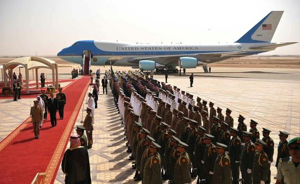 Giờ giấc của Air Force One chính xác tới độ tuyệt đối và không có bất cứ ai phải phàn nàn về việc thất lạc hành lý. Cơ trưởng của máy bay tự hào rằng, Air Force One đúng giờ đến mức bạn có thể dùng thời gian hạ cánh đã định để lấy lại đồng hồ đeo tay của mình.