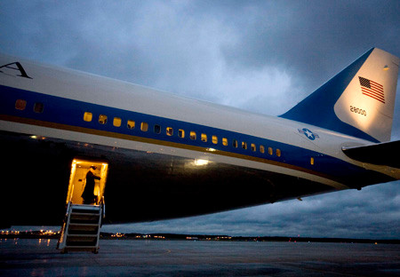 Hai chiếc chuyên Air Force One mà Tổng thống Obama đang sử dụng được trang bị giống nhau cả bên trong lẫn bên ngoài. Giá của Air Force One khoảng 325 triệu USD. Mỗi lần Air Force One cất cánh đều được coi đang thực thi một nhiệm vụ quân sự.