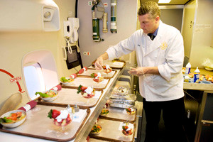 Các bữa ăn trên chuyên cơ Air Force One được đầu bếp riêng chế biến nóng sốt ngay tại khoang bếp rộng rãi trên chuyên cơ và được bày biện lịch sự trên những bát đĩa bằng sứ. Tất cả các bữa chính lẫn tráng miệng đều được đích thân các đầu bếp thực hiện từ khâu chuẩn bị đến nấu nướng ngay trên máy bay.