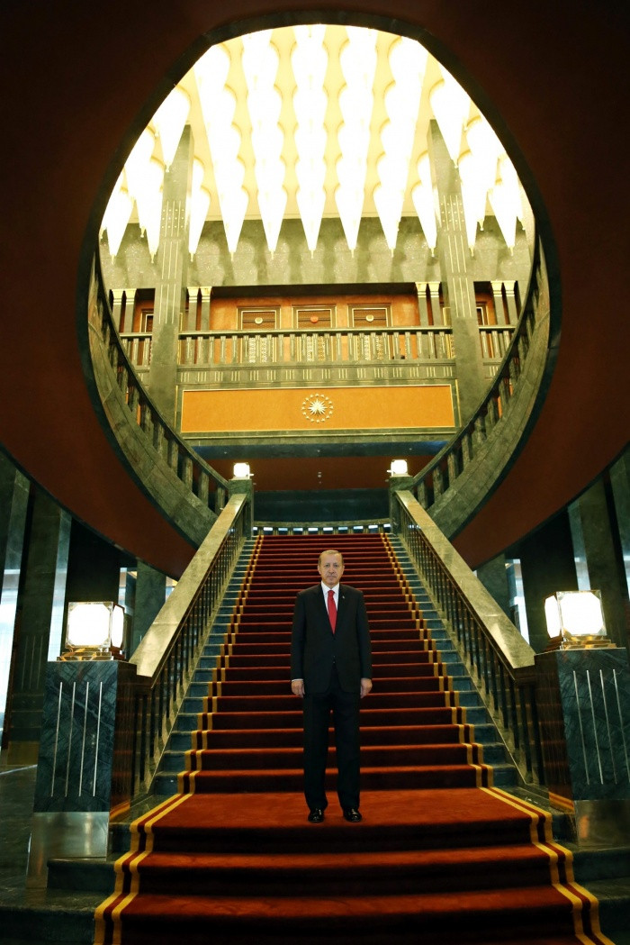 Tổng thống Thổ Nhĩ Kỳ Recep Tayyip Erdogan đứng bên trong dinh thự White Place.