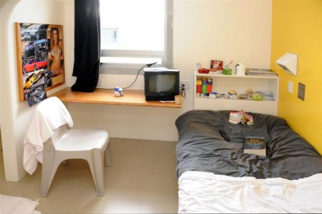 Nhà tù Otago Corrections Facility, New Zealand: Ngoài việc cung cấp các phòng tù tiện nghi cho phạm nhân, nhà tù Otago còn dạy cho họ kỹ năng liên quan đến nghề nghiệp như kỹ năng trong các ngành công nghiệp nhẹ, chăn nuôi bò sữa, nấu ăn.