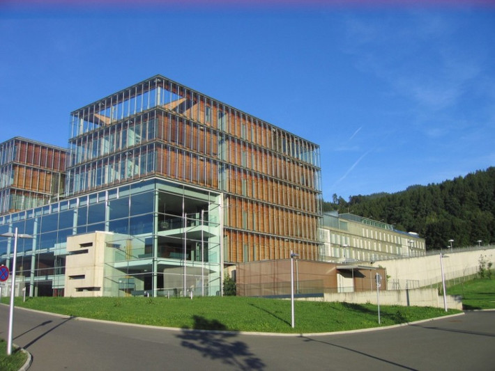Nhà tù Justice Center Leoben, Áo: Mỗi phòng giam ở nhà tù này có một nhà bếp nhỏ, phòng tắm, bếp, tủ quần áo và khu đựng đồ. Có lẽ, phòng tù này còn đẹp hơn phòng kí túc xá của sinh viên ở nhiều trường đại học. Thậm chí, chúng còn đẹp hơn một số căn hộ ở các thành phố đông đúc trên thế giới.