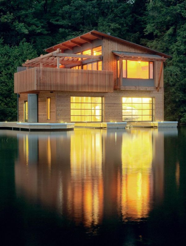 7. Ngôi nhà nổi nằm trên hồ Muskoka ở Ontario, Canada được hoàn thành vào năm 2007. Đây là một dự án của kiến trúc sư Christopher Simmonds với thiết kế đơn giản và mộc mạc. Nội thất của ngôi nhà nổi này được tối giản, hấp dẫn và hiện đại.