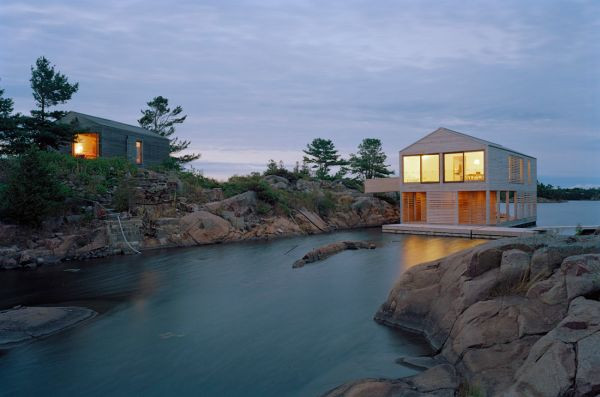 1. Ngôi nhà nổi đáng yêu này nằm trên hồ Huron ở Ontario, Canada. Nó được thiết kế bởi kiến trúc sư MOS và hoàn thành vào năm 2005. Ngôi nhà có diện tích 186 m2.