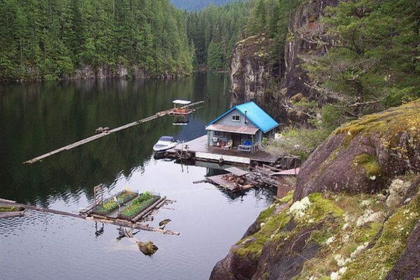 2. Ngôi nhà nổi này nằm trên Powell Lake ở ven biển British Columbia (Canada). Với phong cách kiến trúc truyền thống, nó được xây dựng với những khúc gỗ lớn và dây cáp thép, thắt chặt với tời và kích thuỷ lực.