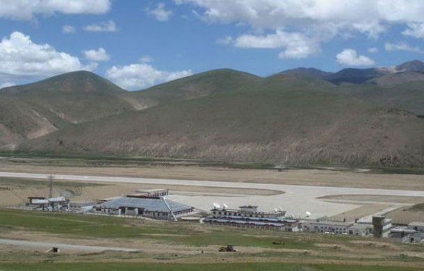 8. Sân bay Bangda Chamdo, Tây Tạng. Hiện đây là sân bay cao nhất thế giới, nằm ở độ cao 4.334 m so với mực nước biển, đường băng dài 5,5 km, mật độ không khí thấp. Không ít các phi công đều phải “toát mồ hôi hột” khi xuất phát hay hạ cánh xuống sân bay này.