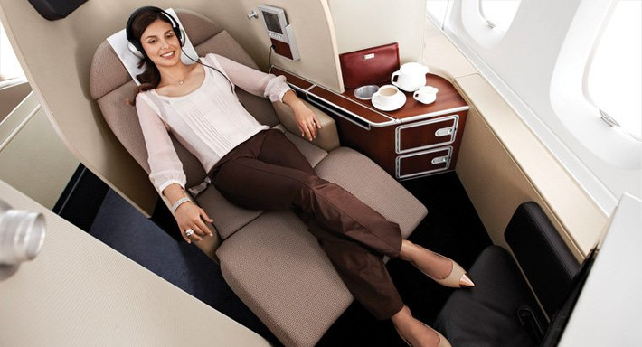 Qantas. Khoang hạng nhất của hãng Qantas có giường nằm dài tới gần 2 m, trải nệm da cừu sang trọng. Mỗi ghế cũng trang bị màn hình 17 inch và tai nghe chống ồn cho mục đích giải trí. Ngoài ra, hãng còn cho phép hành khách hạng nhất lựa chọn đồ uống từ danh sách rượu vang đoạt giải thưởng của Qantas.