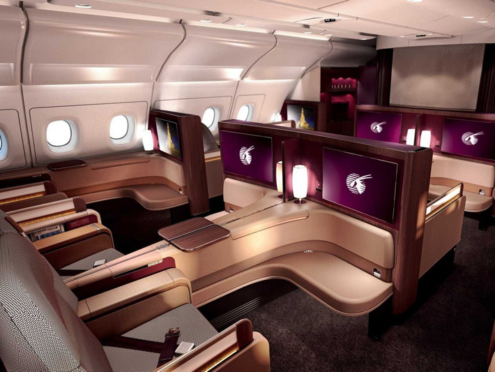 Qatar Airways. Mặc dù hãng Qatar Airways đã quyết định tập trung hơn vào khoang ghế hạng thương gia trong những năm gần đây, song khoang hạng nhất vẫn được ưu tiên hàng đầu. Hành khách hạng nhất được trải nghiệm chuyến bay trên ghế ngồi rộng rãi, giải trí với màn hình lớn và thưởng thức bữa ăn đẳng cấp theo thực đơn của các đầu bếp danh tiếng như Nobu Matsuhisa, Tom Aikens.