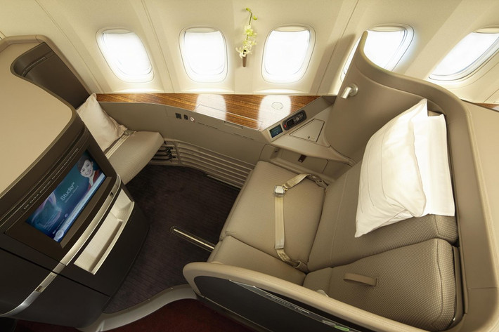 Cathay Pacific. Khoang hạng nhất của hãng hàng không Hong Kong này được trang bị những thiết bị hiện đại và bộ đồ dùng cao cấp của các nhà thiết kế Ermenegildo Zegna và Trussardi. Dù không nhiều dịch vụ đi kèm như các hãng, Cathay vẫn tạo sự khác biệt bằng tiện nghi giải trí, phục vụ ăn uống và ghế ngồi chuyển thành giường ngủ dễ dàng.