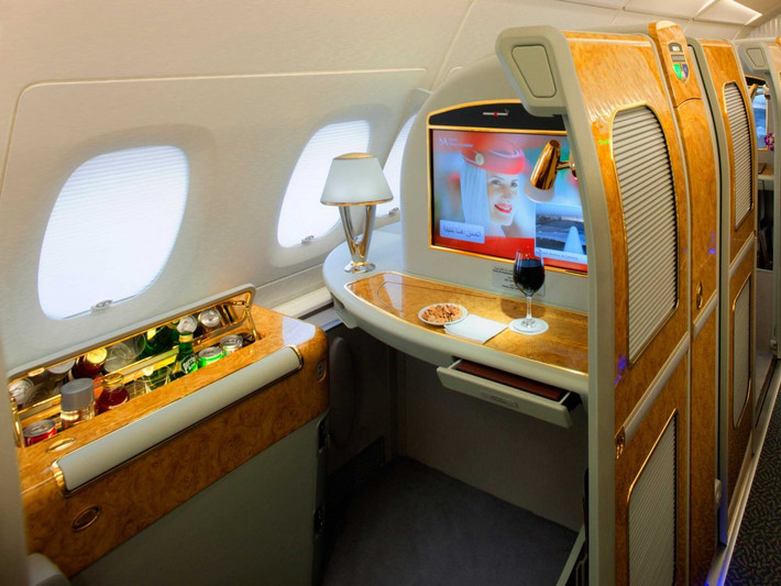 Hãng Emirates cung cấp khoang hạng nhất trên dòng máy bay A380 cũng thuộc hạng xa hoa bậc nhất thế giới. Khách đi vé VIP của hãng hàng không Dubai này được trải nghiệm cảm giác thư thái trong phòng riêng với minibar đầy ắp đồ, gương trang điểm và tủ quần áo riêng. Ngoài ra, Emirates cũng cung cấp cho hành khách cả phòng tắm lát đá cẩm thạch trên máy bay.
