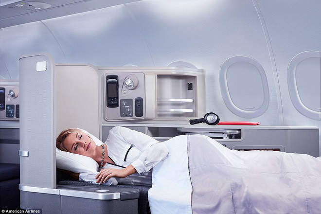 American Airlines được biết đến là hãng cung cấp hệ thống ghế xoay đầu tiên trong ngành công nghiệp hàng không dành cho khoang hạng nhất. Tiện ích này giúp cho hành khách có thể tương tác với nhau dễ dàng hơn. Ngoài ra, những chiếc ghế hạng nhất của American Airlines còn có thể ngả ra 180 độ, thành giường nằm vô cùng tiện lợi.