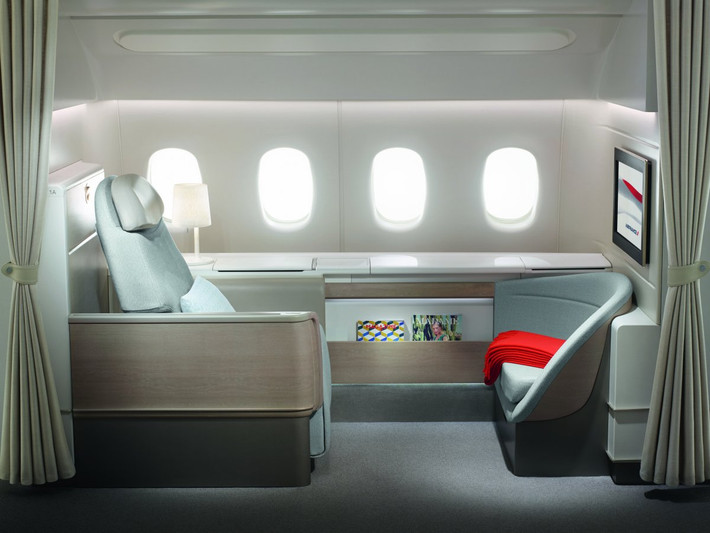 Air France. Hãng bay của Pháp này vừa cho ra mắt hệ thống khoang hạng nhất mới với tổng cộng 76 phòng cho 19 chiếc Boeing 777-300. Chi phí lên tới 75 triệu USD. Dãy phòng sang trọng này nằm trong cabin riêng để hạn chế người ra vào. Mỗi ghế của khoang hạng nhất có tựa đầu bằng da, in logo hãng. Chiếc ghế cũng dễ dàng chuyển thành giường nằm dài tới 2 m. Mỗi ghế còn trang bị màn hình 24 inch và hệ thống phim dịch ra 12 ngôn ngữ.
