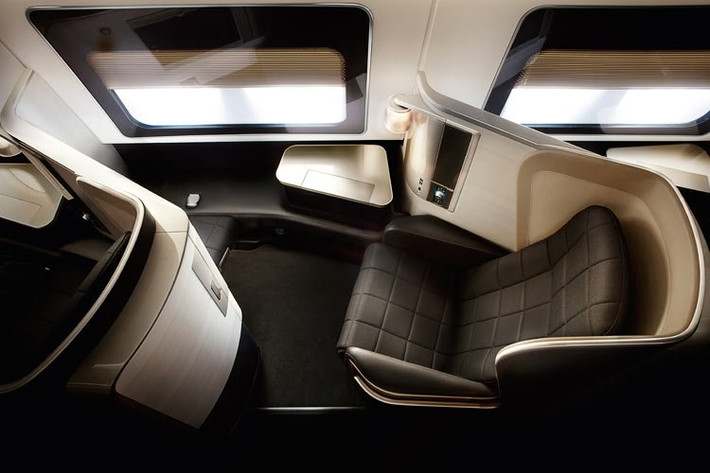 British Airways. Hãng hàng không của Anh này cung cấp cho hành khách khoang hạng nhất cho khách bay được bố trí như một phòng nghỉ hiện đại và sang trọng. Khoang trang bị ghế ngồi bọc da, có thể chuyển thành giường nằm dài gần 2 m với nệm bông chần, chăn và gối thư thái. Hành khách được tặng một túi xách đặc biệt của Anya Hindmarch - nhà thiết kế Anh danh tiếng, gồm bộ đồ ngủ bằng cotton và rất nhiều sản phẩm chăm sóc da cao cấp.