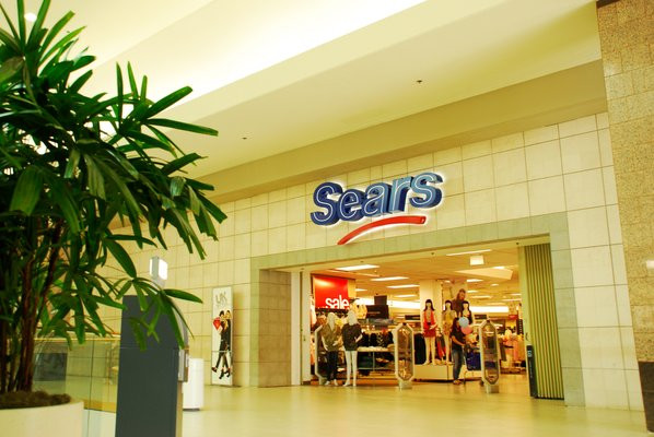 Cửa hàng thời trang cao cấp trong khu Vallco Shopping Mall.