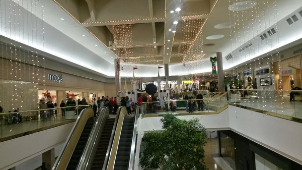 Vallco Shopping Mall (thường được biết dưới tên Cupertino Square hoặc Vallco Fashion Park) là một khu trung tâm mua sắm 3 tầng, tọa lạc tại Cupertino, California, Mỹ.
