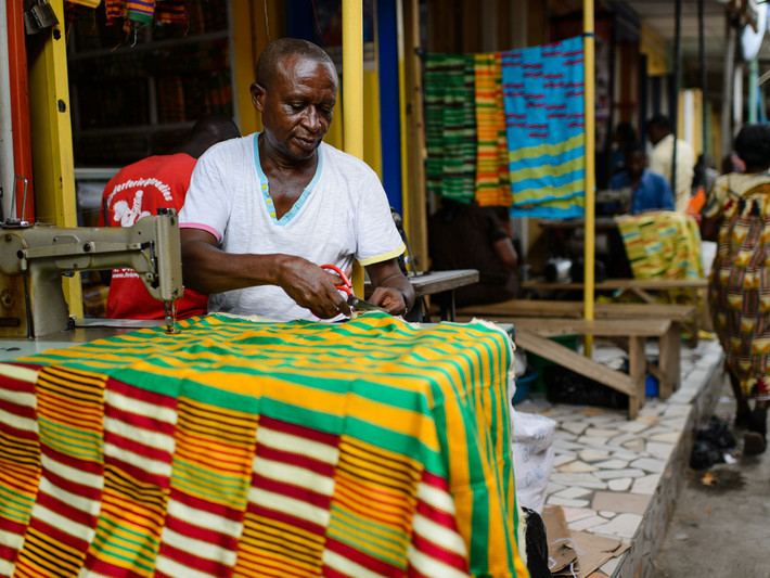 Chợ Kejetia ở Kumasi, Ghana. Chợ Kejetia ở Kumasi Ghana là khu chợ lớn nhất Tây Phi. Nơi đây bày bán nhiều hàng thủ công, những bộ quần áo truyền thống của Ghana.