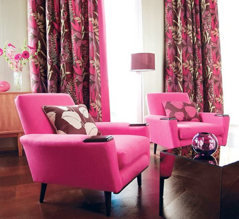 Ngoài ra, bạn cũng nên chú ý tới việc lựa chọn rèm cửa theo mùa. Chẳng hạn bạn có thể chọn màu hồng thơ mộng cho mùa đông ấm áp.