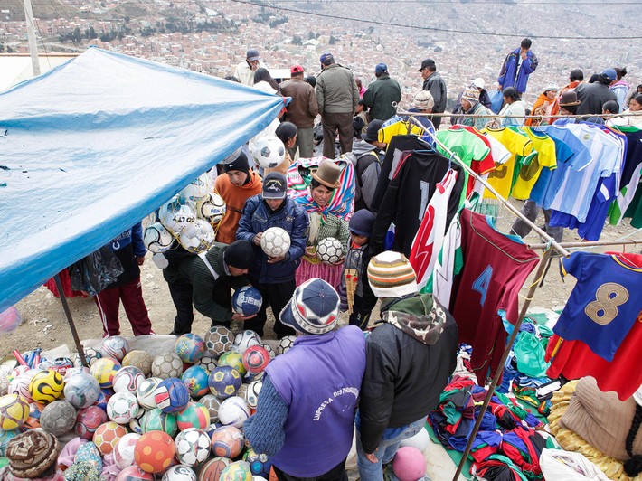 Chợ El Alto Open-Air ở La Paz, Bolivia. El Alto Open-Air được mệnh danh là khu chợ cao nhất thế giới với độ cao gần 4.000 m so với Thủ đô La Paz của Bolivia. Chợ bán đủ mọi sản phẩm từ những đồ đã qua sử dụng cho tới vật dụng cổ khó tìm. Chợ này chỉ mở cửa vào thứ năm và Chủ nhật hàng tuần.