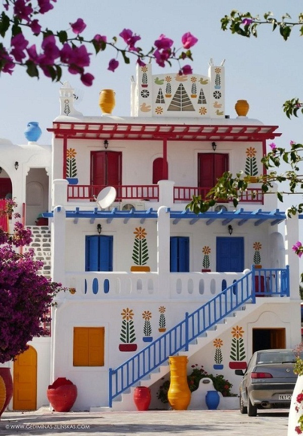Ngôi nhà trên đảo Mykonos, Hy Lạp được kết hợp nhiều màu sắc trên phông nền trắng làm chủ đạo.