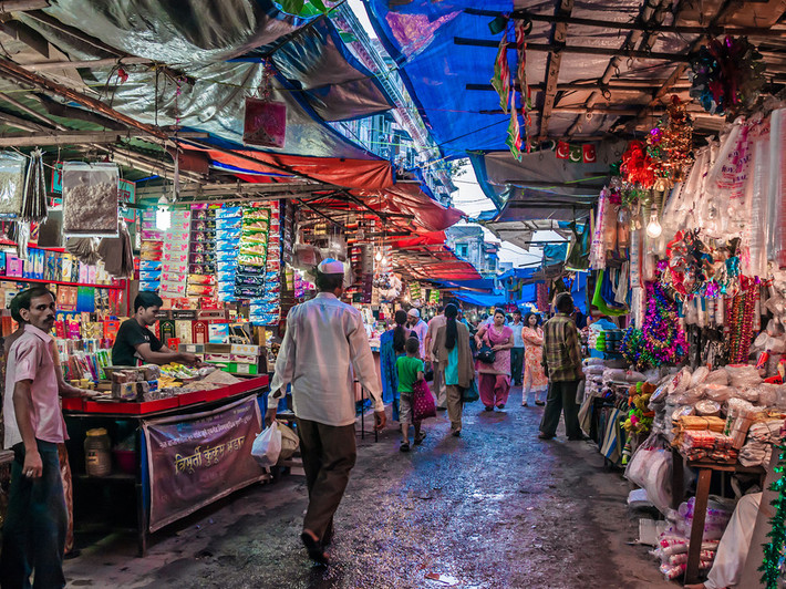 Có mặt trong danh sách này là chợ Bhendi Bazaar Mumbai, Ấn Độ. Mumbai là một thiên đường mua sắm với các cửa hàng và chợ bày bán số lượng hàng hóa rất đa dạng, phong phú. Tại chợ Bhendi Bazaar, du khách có thể mua tất cả mọi thứ từ các món đồ cổ châu Âu cho đến các gia vị địa phương, các thứ đồ điện tử đến vải vóc, lụa là.