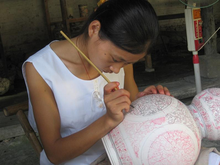 Thời xưa, gốm sứ nghệ thuật của Cảnh Đức Trấn đều dựa trên những mẫu hoa văn, những bức vẽ của các họa sĩ trong hoàng cung hoặc dựa trên những mẫu hoa văn truyền thống trong dân gian, sau đó các thợ tô vẽ những hoa văn này lên phôi sứ rồi đem nung thành sản phẩm hoàn chỉnh.