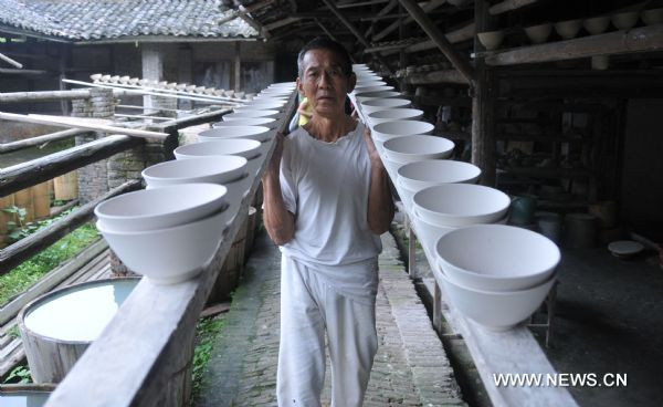 Sử sách ghi lại, vào đời vua Càn Long, tại Cảnh Đức Trấn có 3.000 lò chuyên về đồ gốm và đồ sứ. Thợ thủ công bậc thầy có trên mấy trăm ngàn người, mỗi người mỗi nhiệm vụ riêng, không ai xâm phạm nghề ai, người lo vận tải đất và vật liệu, người chuyên nắn đúc, người thì trang trí vẽ vời, người khác coi về lò lửa…