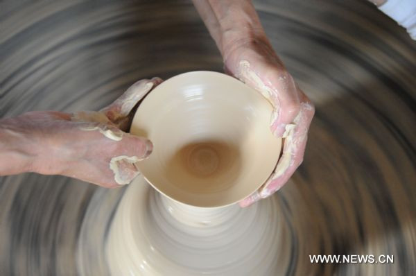 Hiện, làng gốm sứ Cảnh Đức Trấn vẫn bảo tồn hệ thống nghề chế tác gốm sứ quy mô và tương đối hoàn chỉnh của thời cổ đại.
