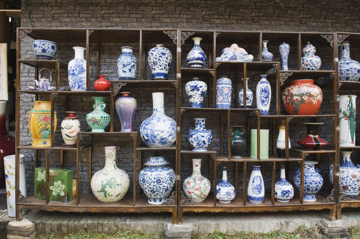 Sản phẩm gốm sứ của Cảnh Đức Trấn ngày càng có danh tiếng và được ưa chuộng. Vào thời Minh, Cảnh Đức Trấn không chỉ là trung tâm sản xuất đồ sứ của cả nước, mà còn xuất khẩu ra cả các nước khác.